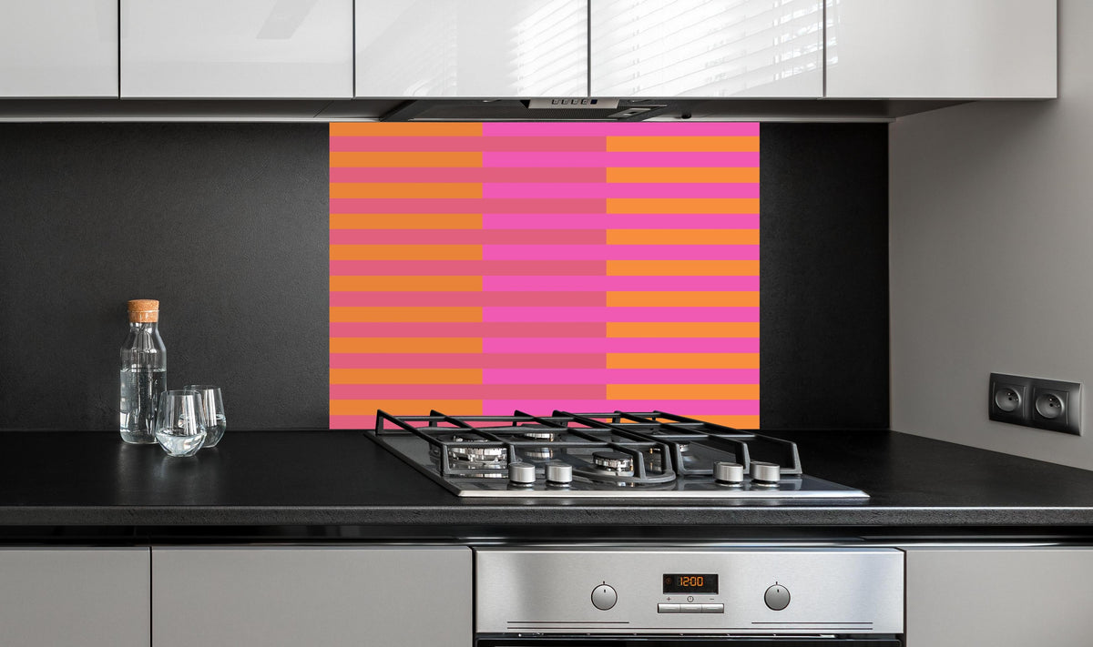 Spritzschutz - The Oranges - Multy Stripes - Fuchsia hinter einem Cerankochfeld zwischen Holz-Kochutensilien
