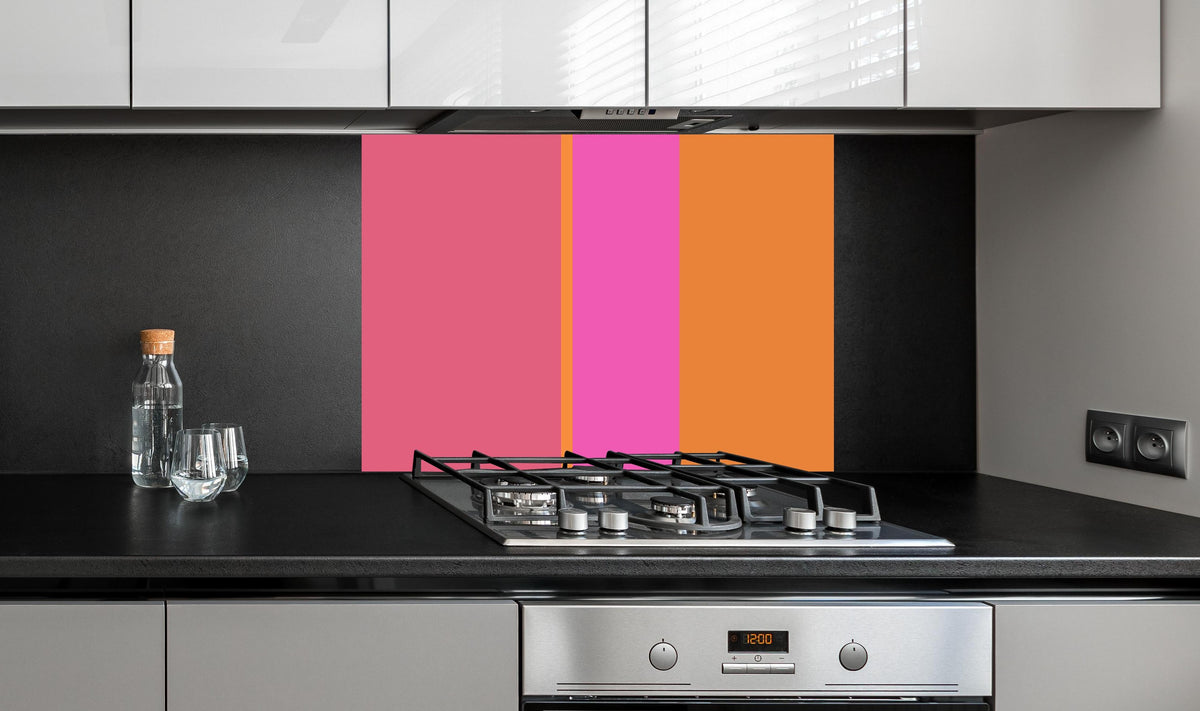 Spritzschutz - The Oranges - Vertical - Fuchsia hinter einem Cerankochfeld zwischen Holz-Kochutensilien
