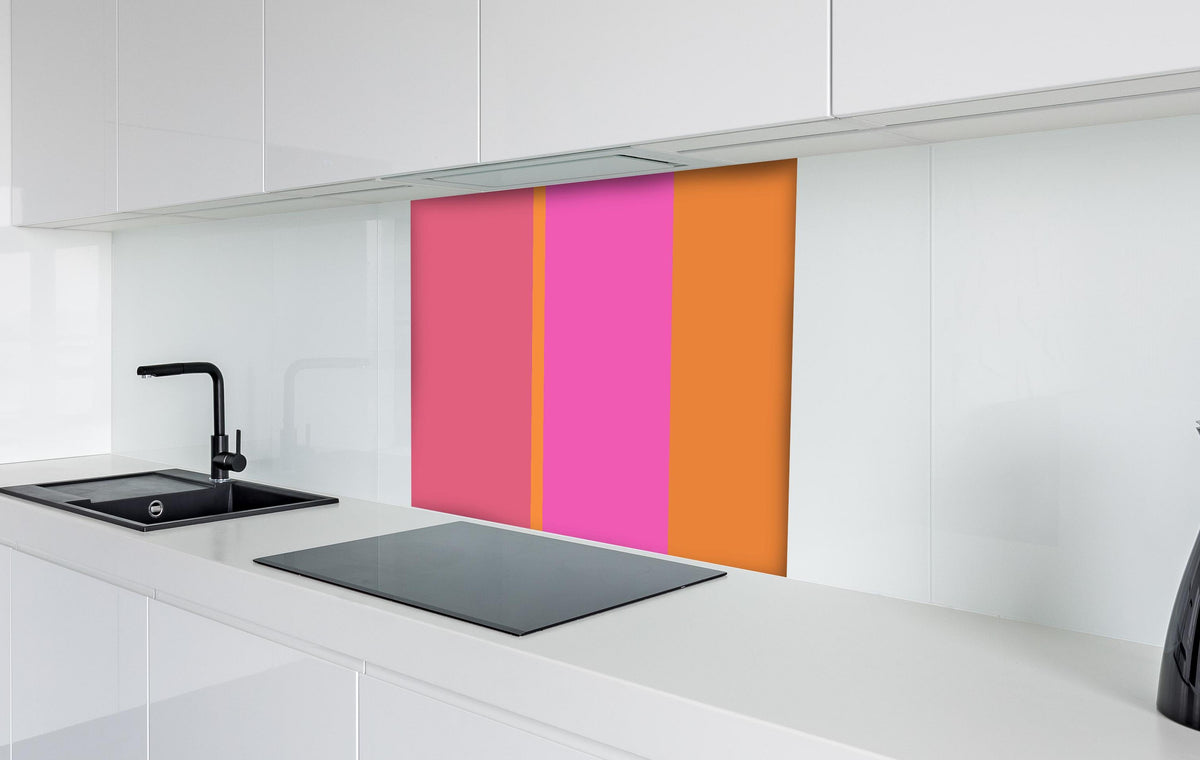 Spritzschutz - The Oranges - Vertical - Fuchsia hinter einem Cerankochfeld zwischen Holz-Kochutensilien
