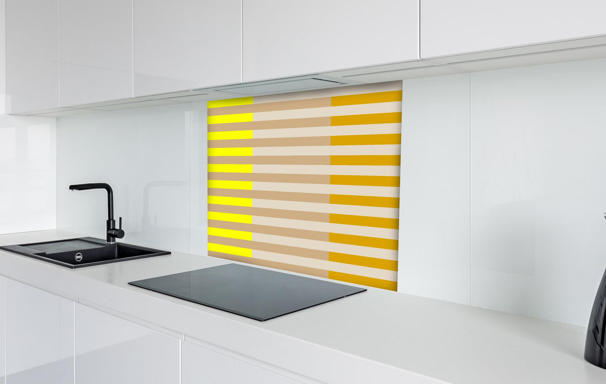 Spritzschutz - The Yellows - Multy Stripes - Buttercup hinter einem Cerankochfeld zwischen Holz-Kochutensilien
