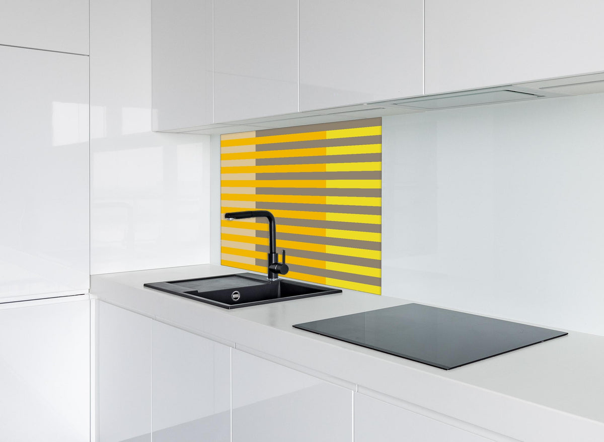 Spritzschutz - The Yellows - Multy Stripes - Honey hinter einem Cerankochfeld zwischen Holz-Kochutensilien
