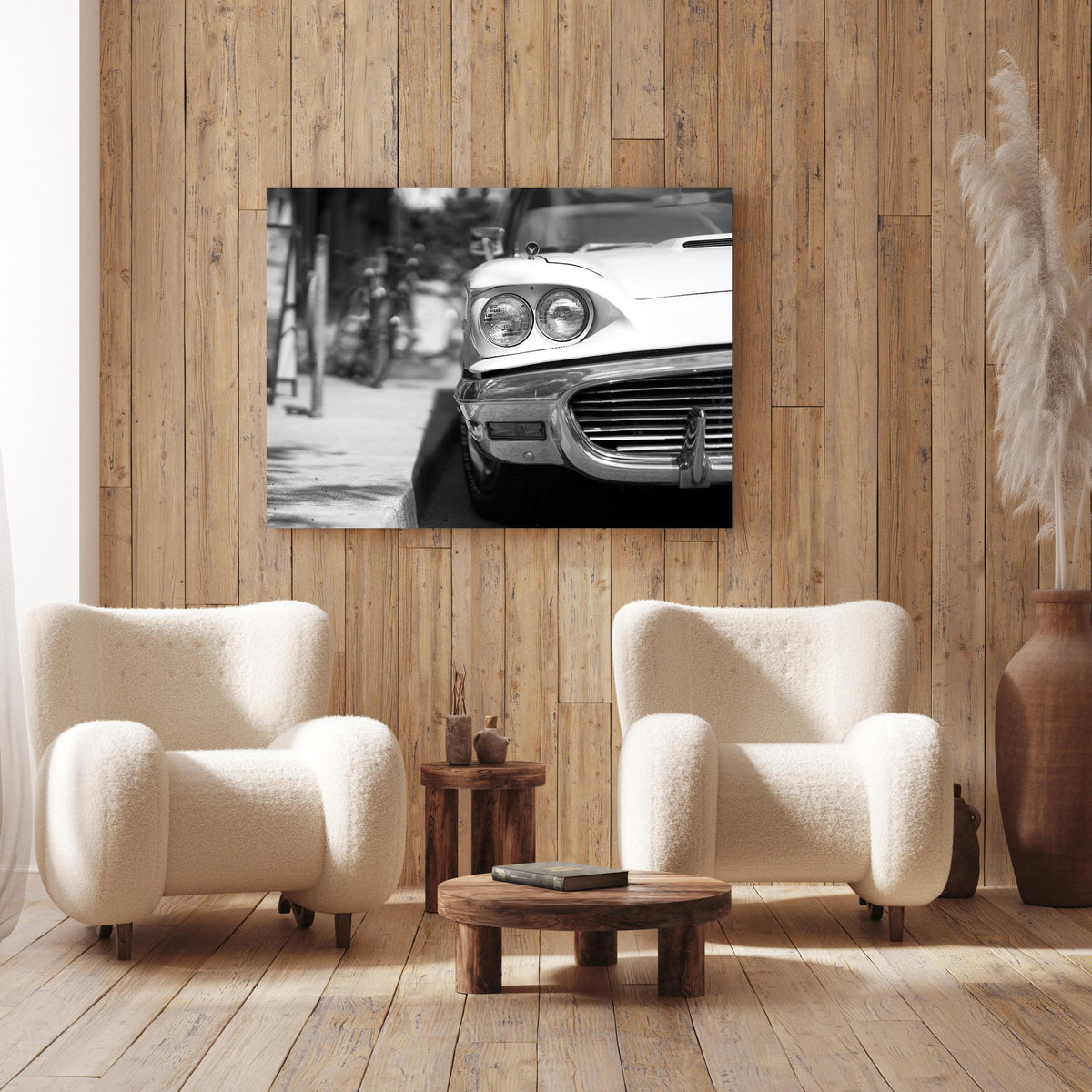 Wandbild - Oldtimer-Scheinwerfer an Holzwand hinter sanften Sesseln mit Plüschbezug