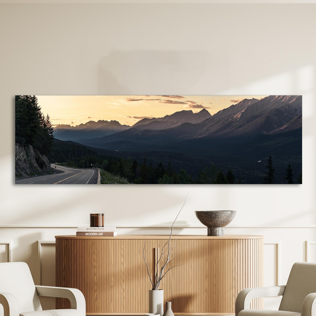 Wandbild - Panorama des Kooteney Valley bei Sonnenuntergang an heller Wand über stilvoller Holzkommode im Wohnzimmer Zoom